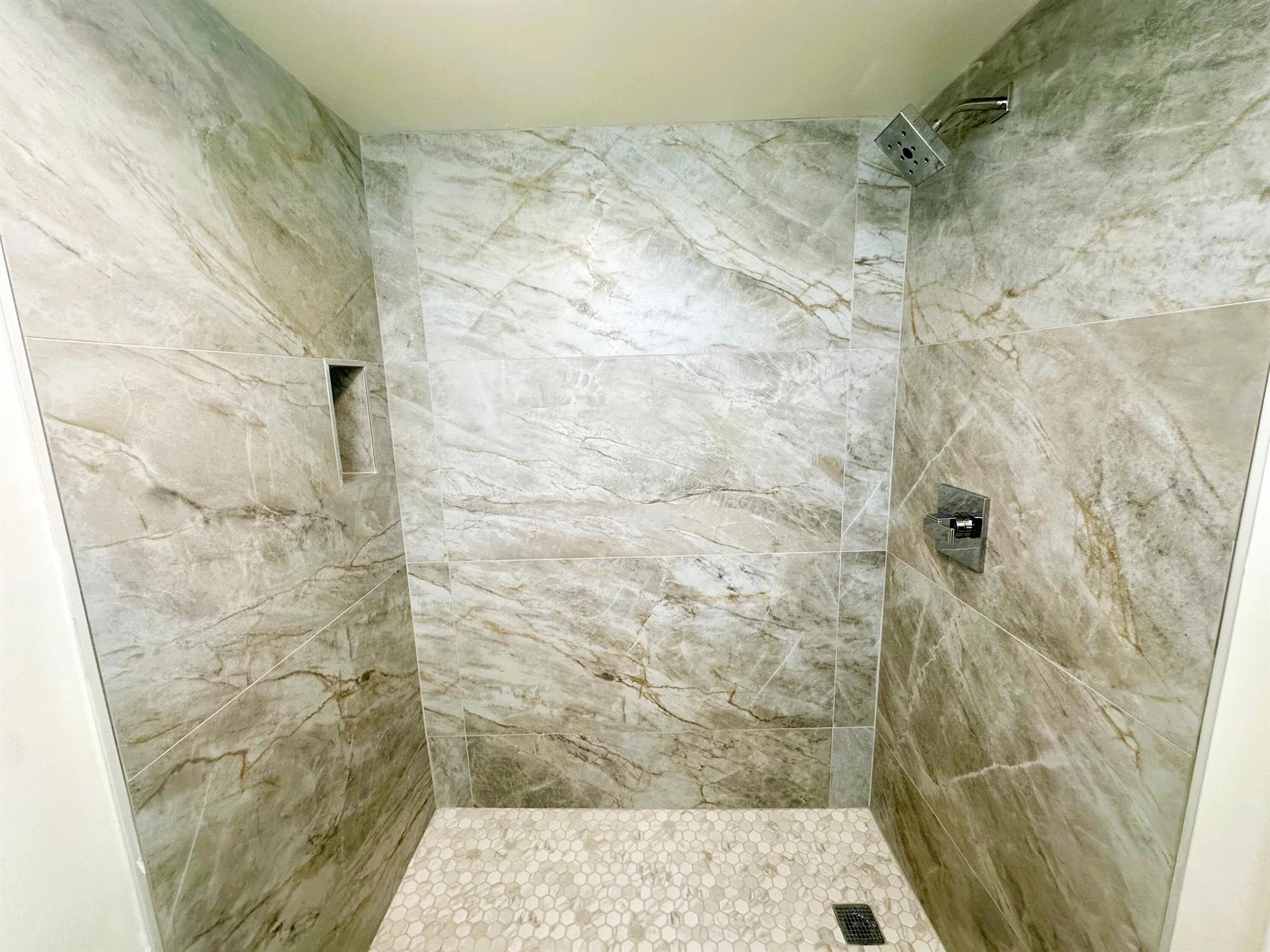 COLONIAL CLUB CONDO SEC 1 - Residential Lease