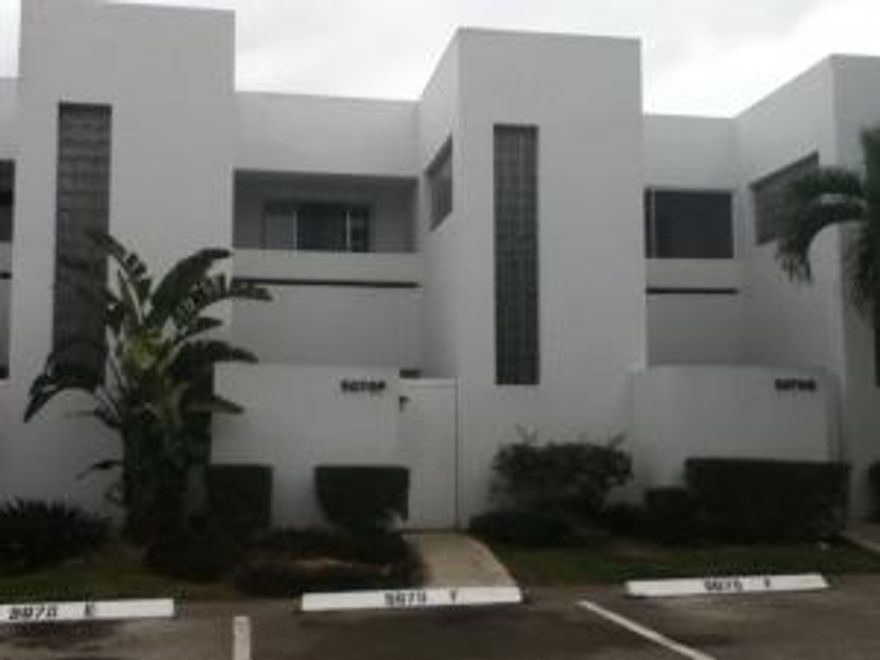 SPACIOUS TOWNHOUSE.UNIT W/ GRANITE COUNTERTOPS & STAINLESS STEEL APPLIANCES.GREAT LOCATION IN THE HEART OF WEST PALM BEACH NEAR EXCELLENT SCHOOLS, PARKS, THE WELLINGTON GREEN MALL AND FINE DINING AT WEST PALM BEACH'S CITY PLACE AND NEW OUTLET .....