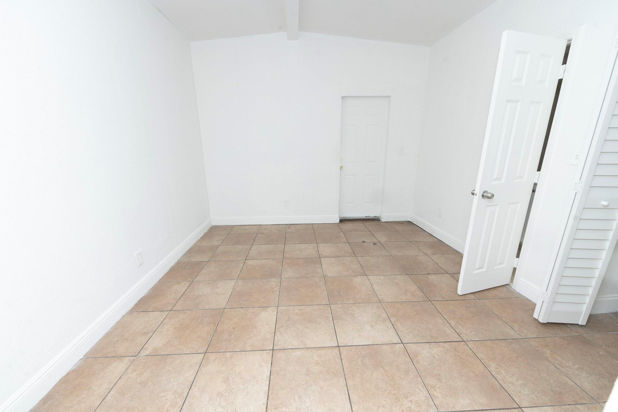 Broward Manor 33-16 B - Residential Lease