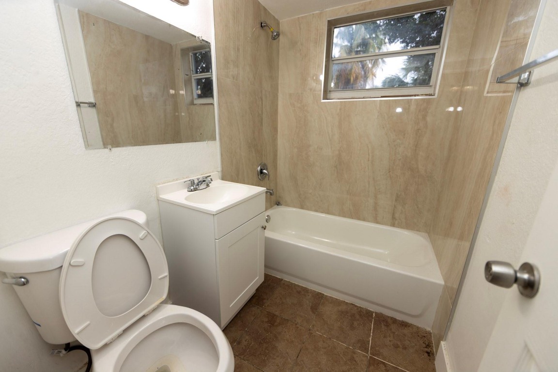 Broward Manor 33-16 B - Residential Lease