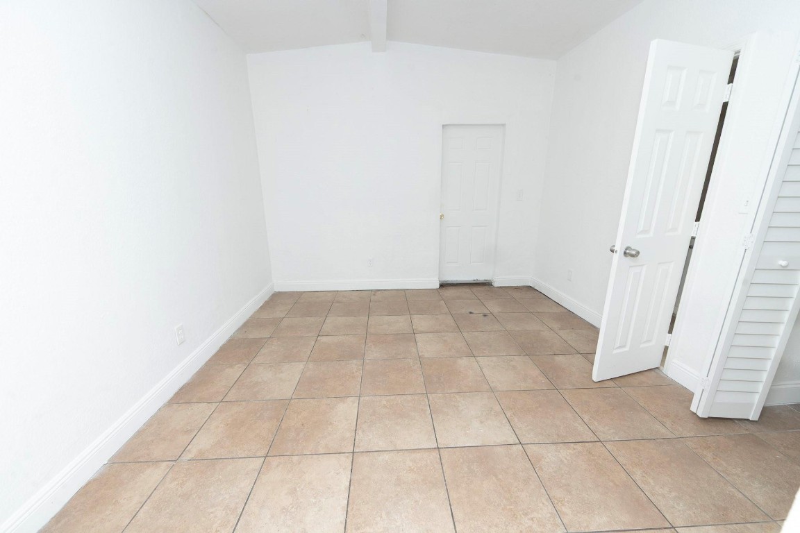 Broward Manor 33-16 B - Residential Lease