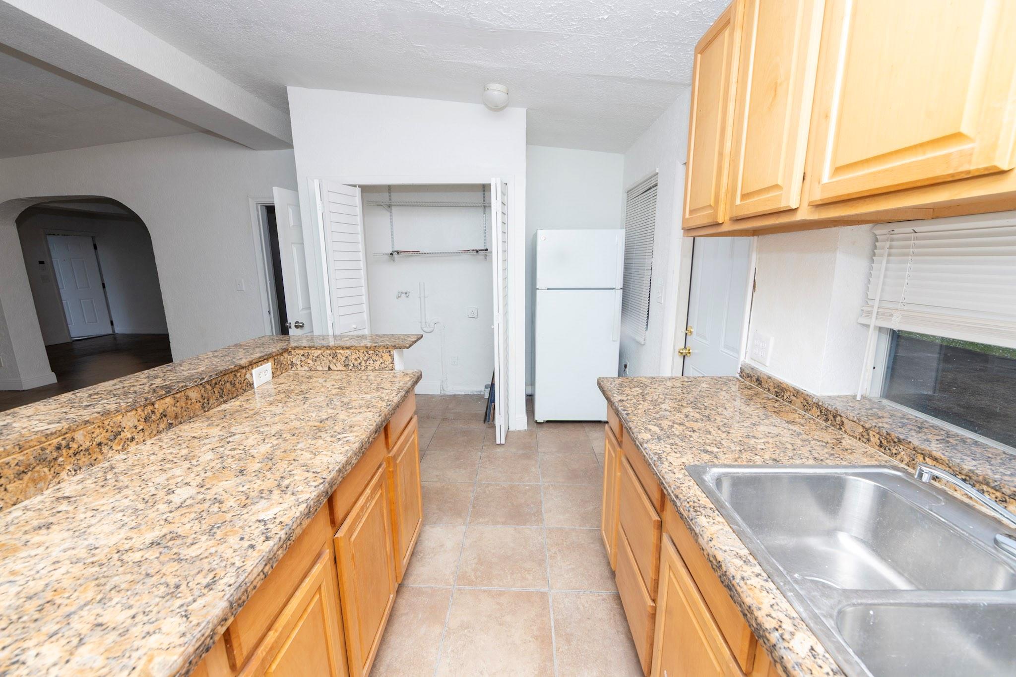 Broward Manor 33-16 B - Residential Lease