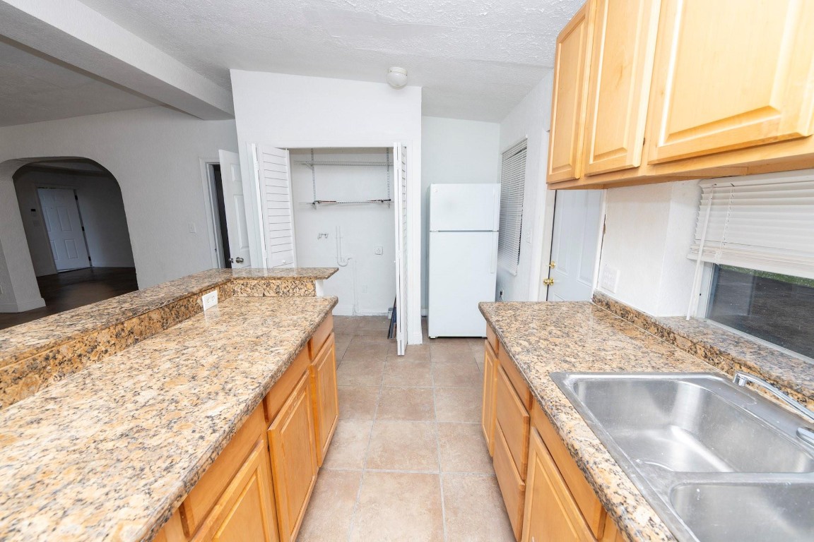 Broward Manor 33-16 B - Residential Lease