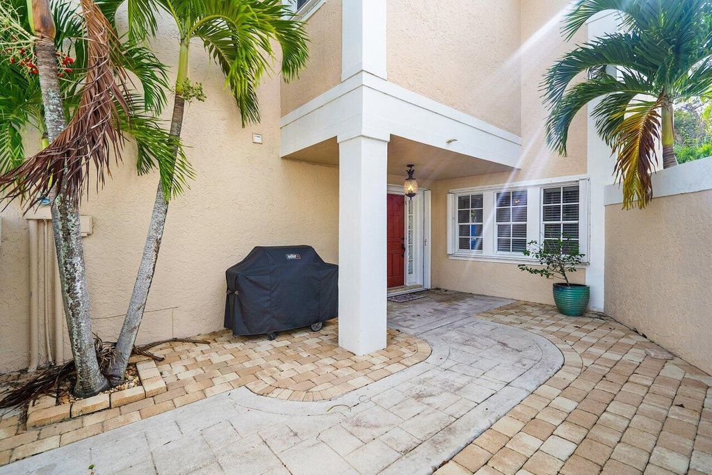 Photo of 15 Blenheim Court, Palm Beach Gardens, FL 33418 (MLS # R10937969)