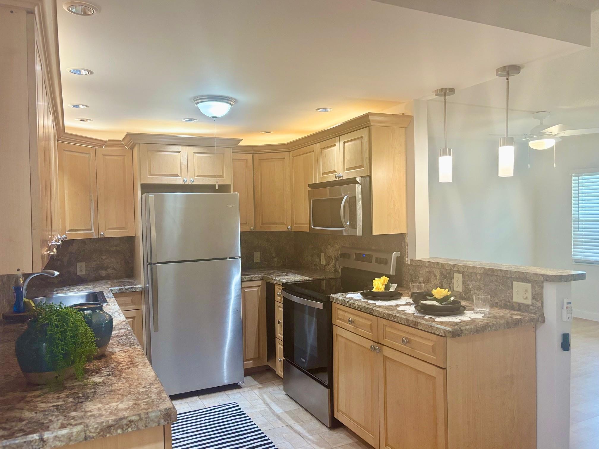 LOCATION!! FIRST FLOOR CONDO, 1 BED, 1.5 BATHS, OPEN KITCHEN, NO CARPET, RECENTLY PAINTED, OK TO LEASE BUILDING, NEAR MAIL BOX AND LAUNDRY ROOM, GREAT COMMUNITY THAT OFFERS CLUB HOUSE, COMMUNITY POOLS, COURTESY BUS, HOUSE OF WORSHIP, GAME ROOM AND MORE.