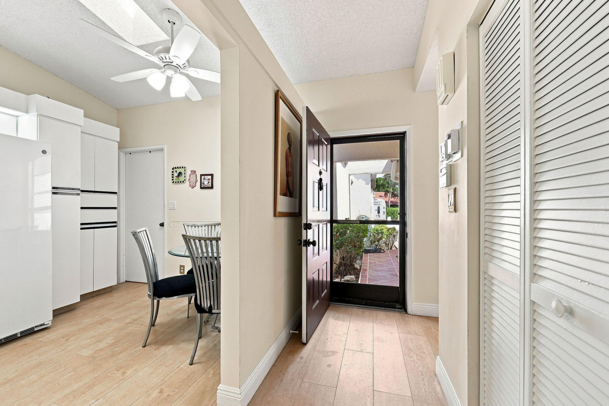 6013 SUNNY POINTE Circle
