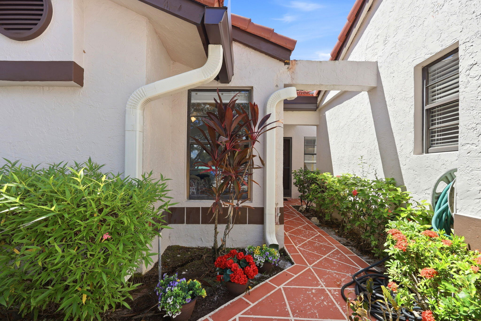 6013 SUNNY POINTE Circle
