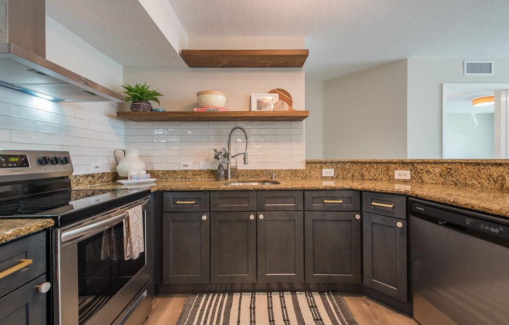 Photo of 101 Villa Circle, Boynton Beach, FL 33435 (MLS # R10974431)