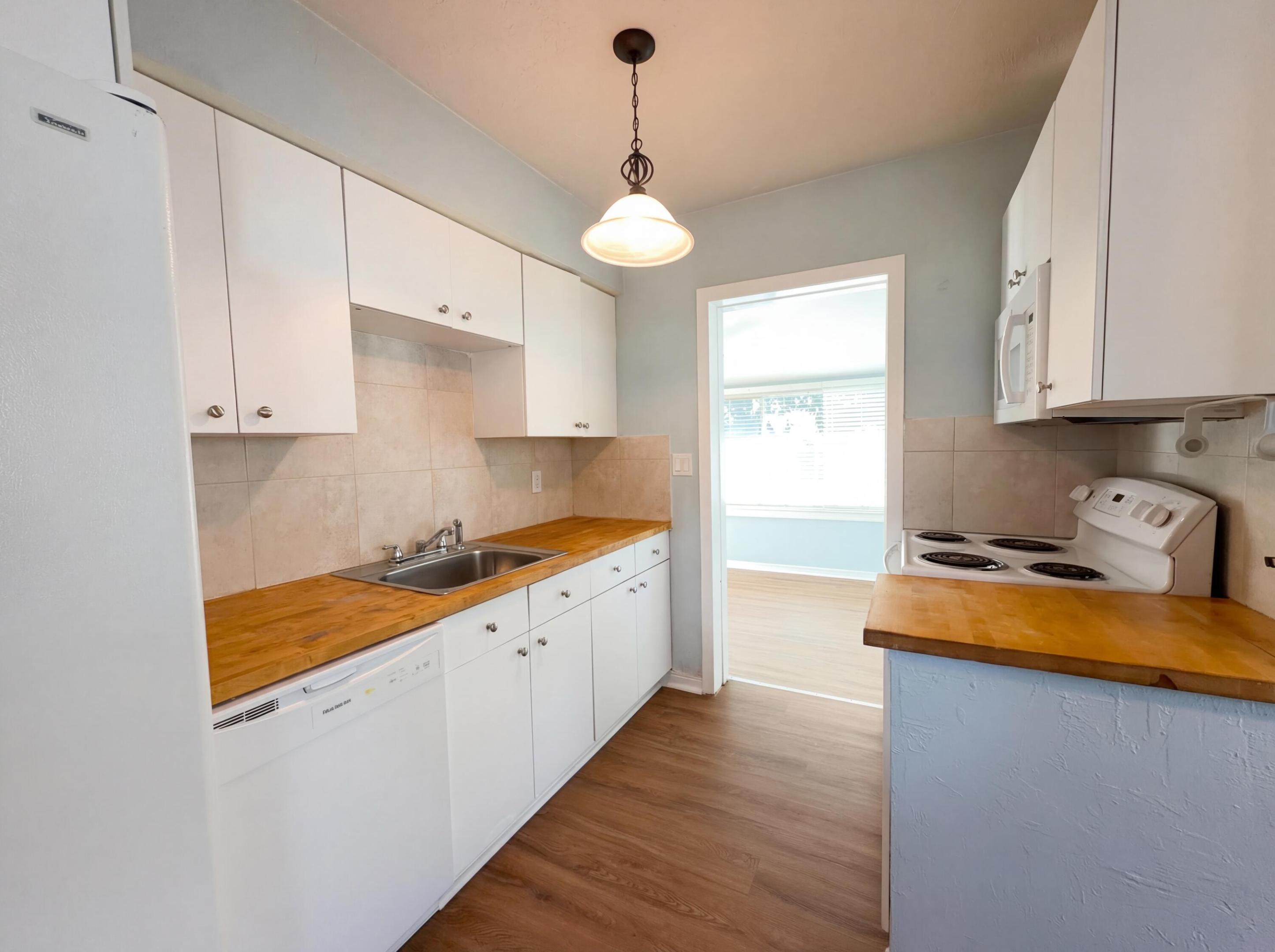 HOLLYWOOD TERRACE 3-12 B - Residential