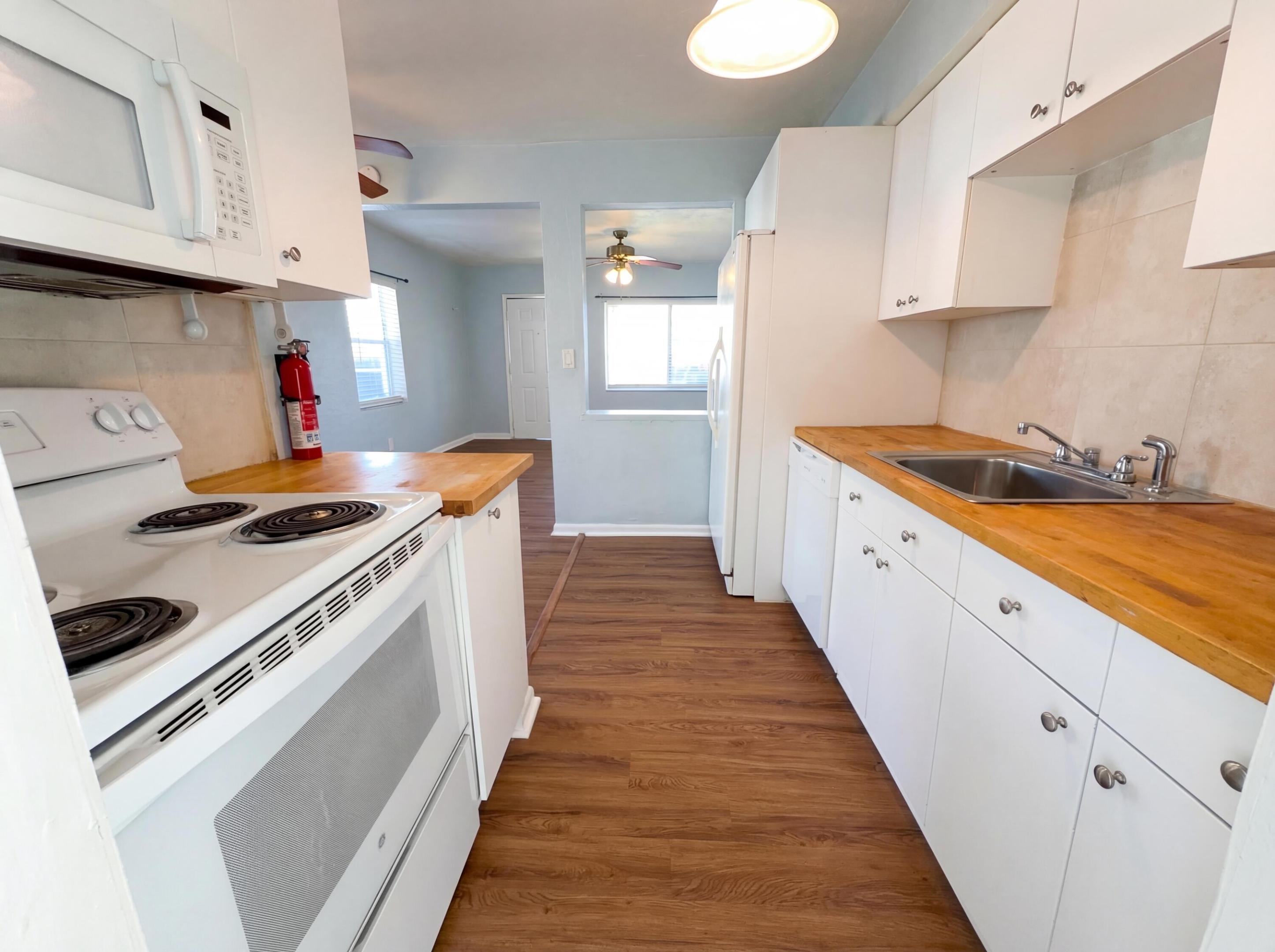 HOLLYWOOD TERRACE 3-12 B - Residential