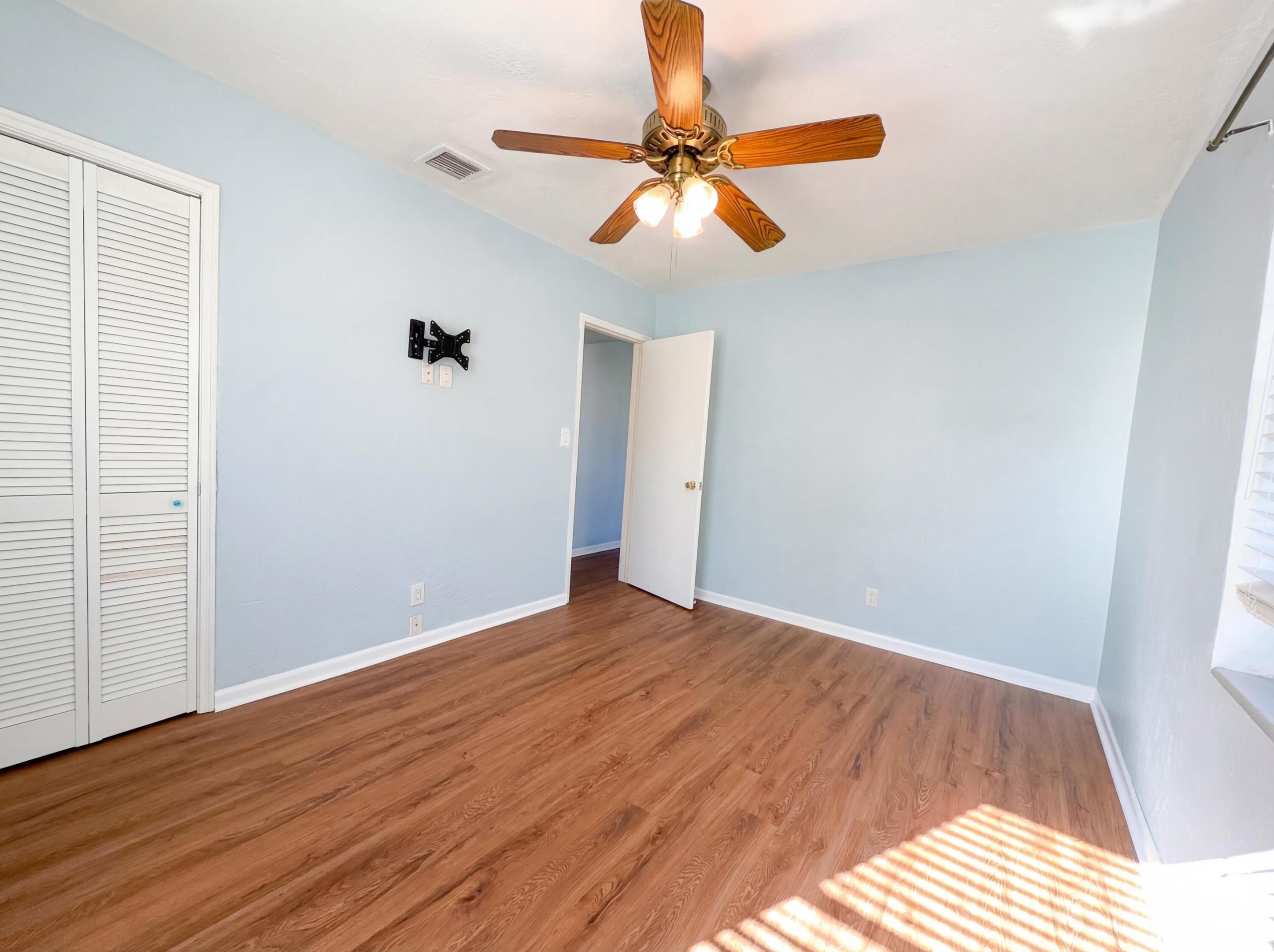 HOLLYWOOD TERRACE 3-12 B - Residential