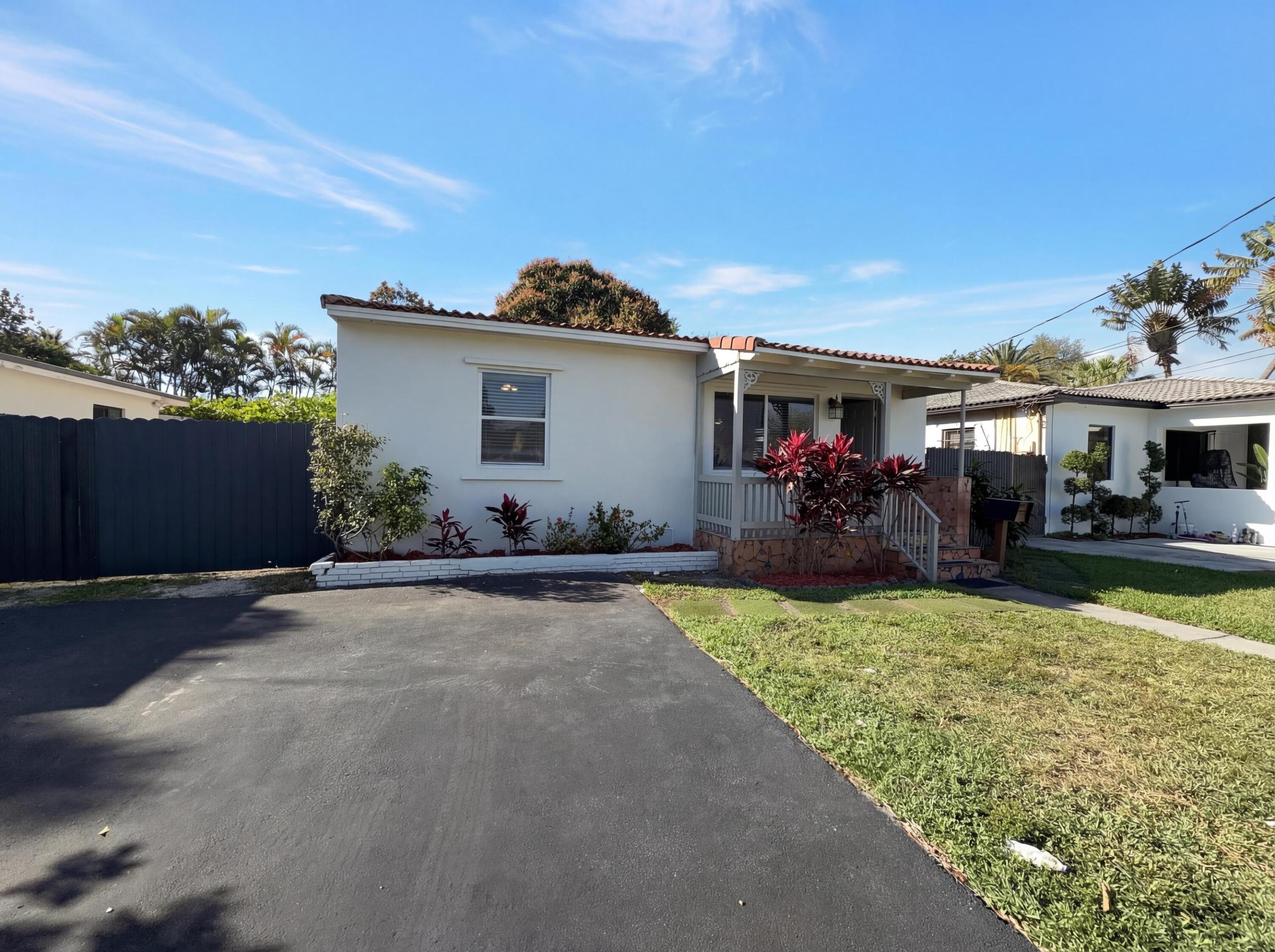 HOLLYWOOD TERRACE 3-12 B - Residential