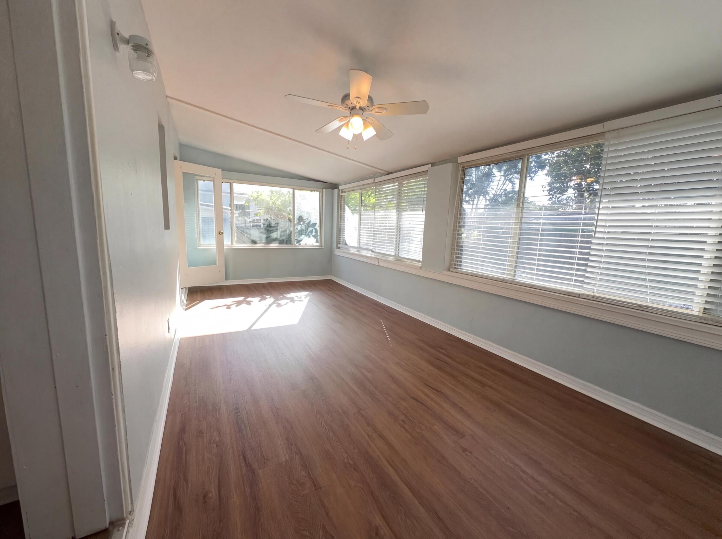 HOLLYWOOD TERRACE 3-12 B - Residential