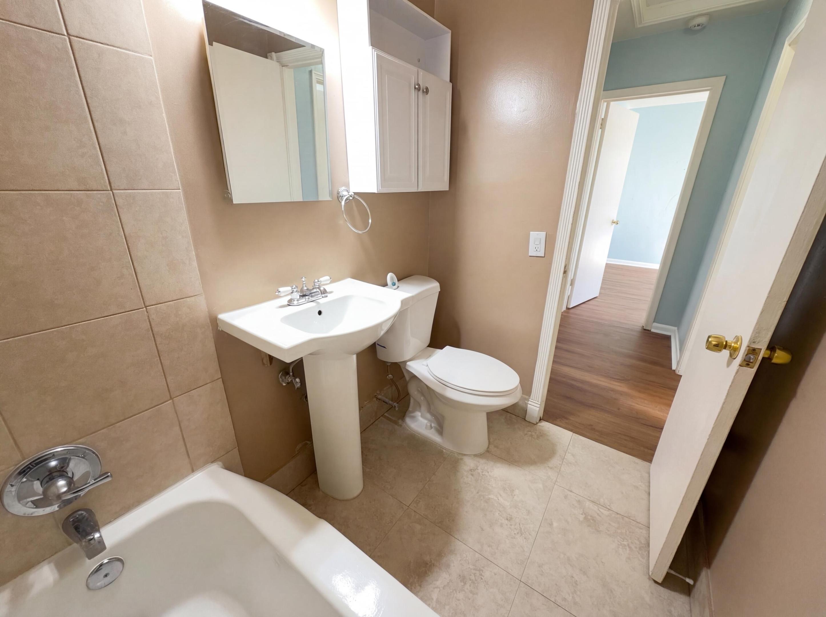 HOLLYWOOD TERRACE 3-12 B - Residential