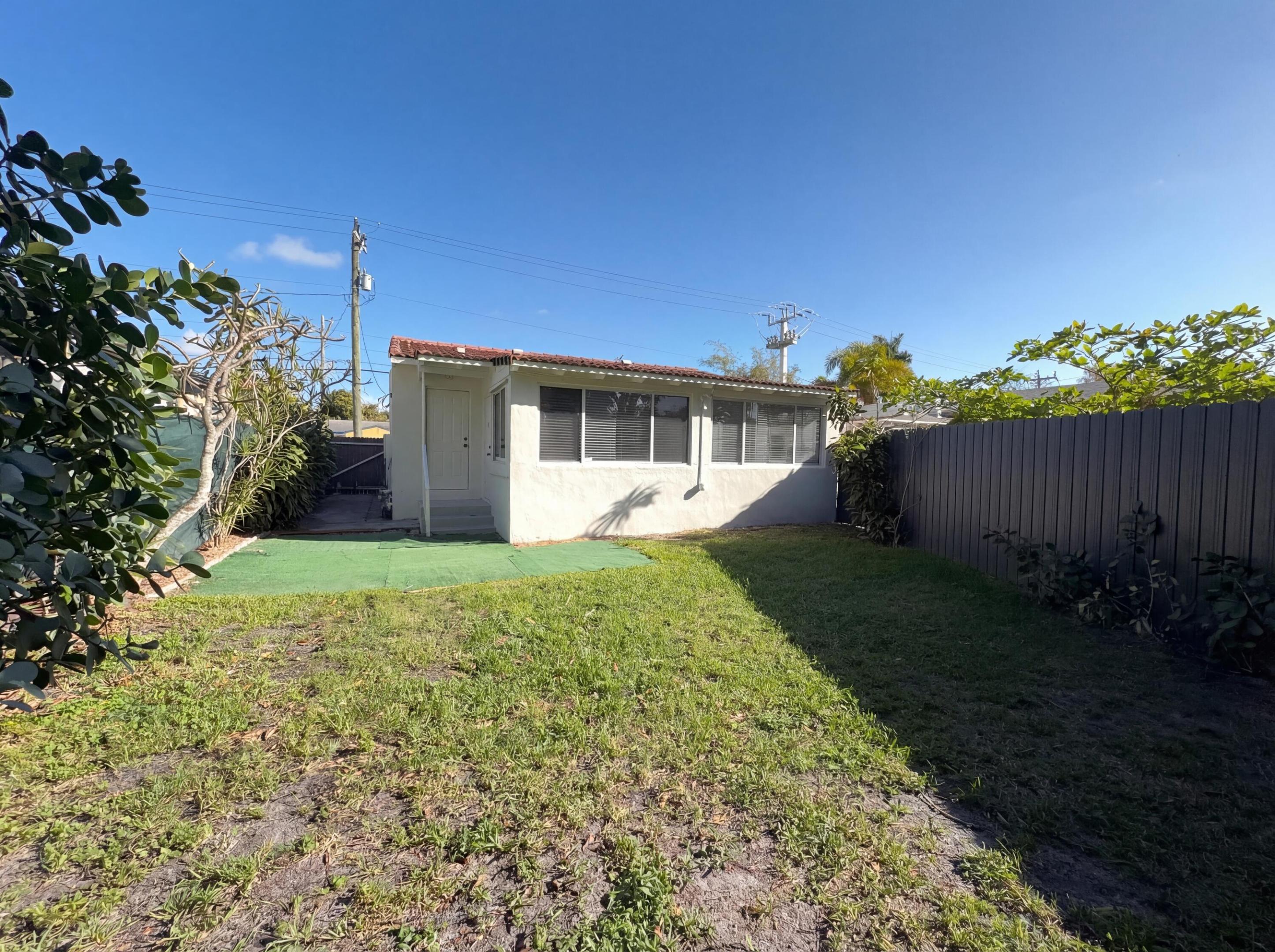 HOLLYWOOD TERRACE 3-12 B - Residential