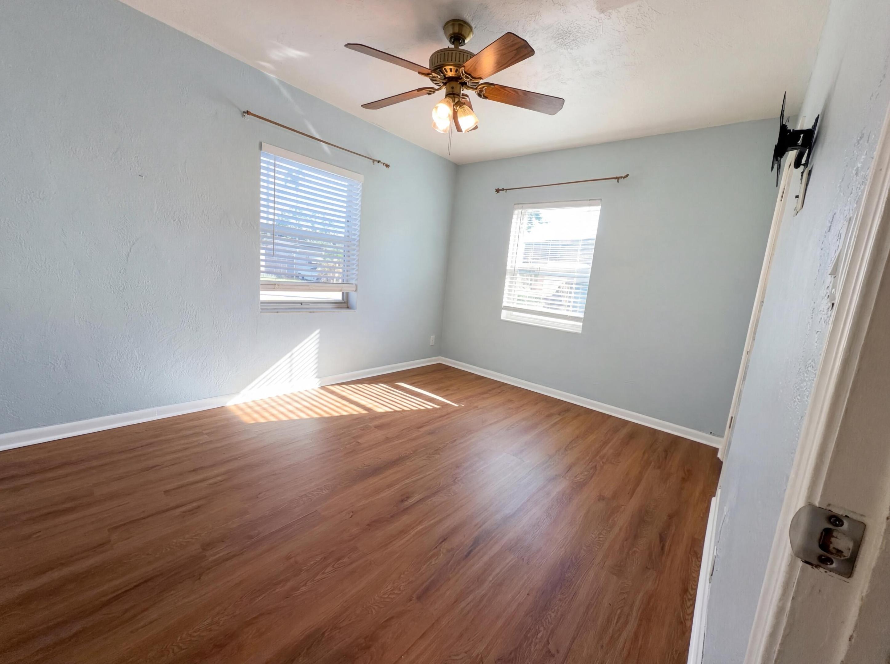 HOLLYWOOD TERRACE 3-12 B - Residential