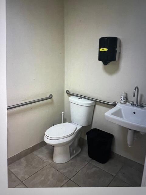 Main image without alt text