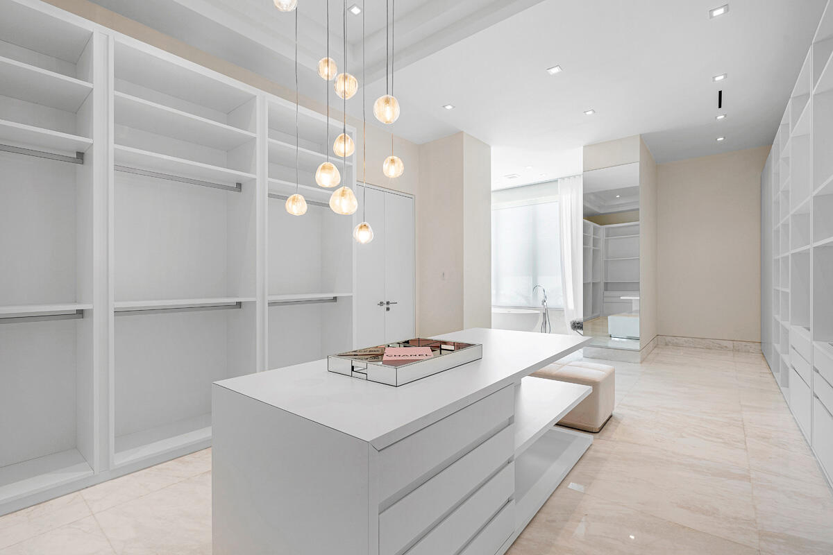 ROYAL PALM YACHT & COUNTRY CLUB - Residential