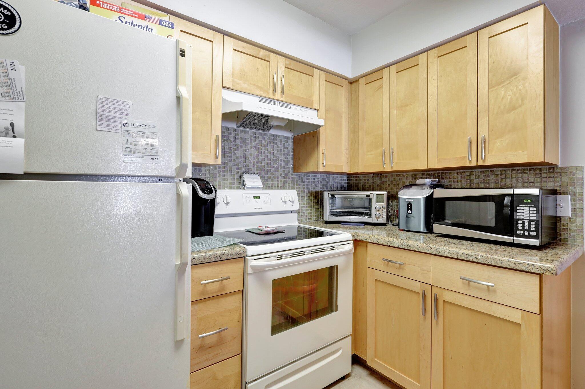 1050 Lake Shore Drive 204, Lake Park, FL, 33403/$360,000 4 1050 Lake Shore Drive 204