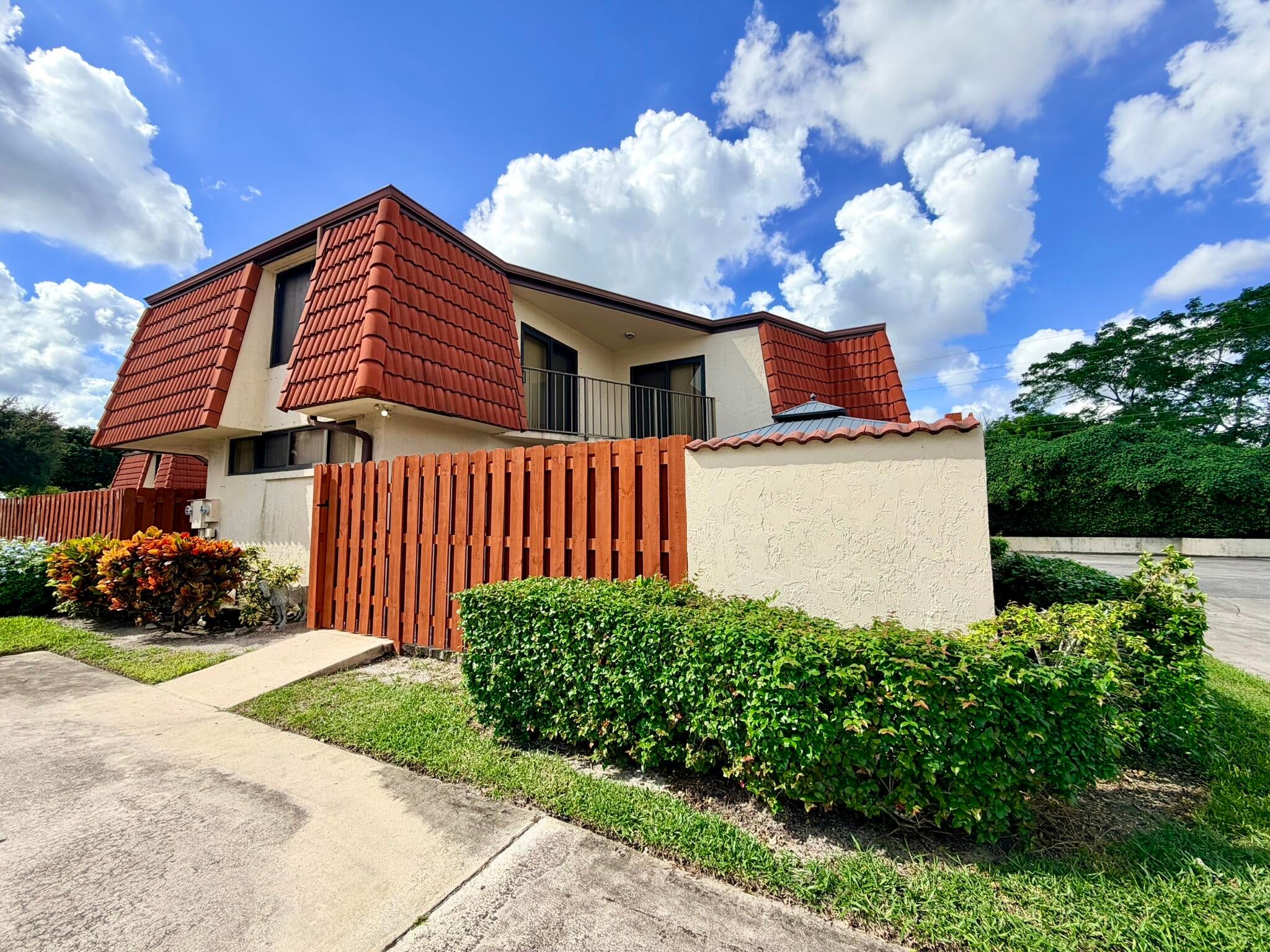 3870 VICTORIA Drive