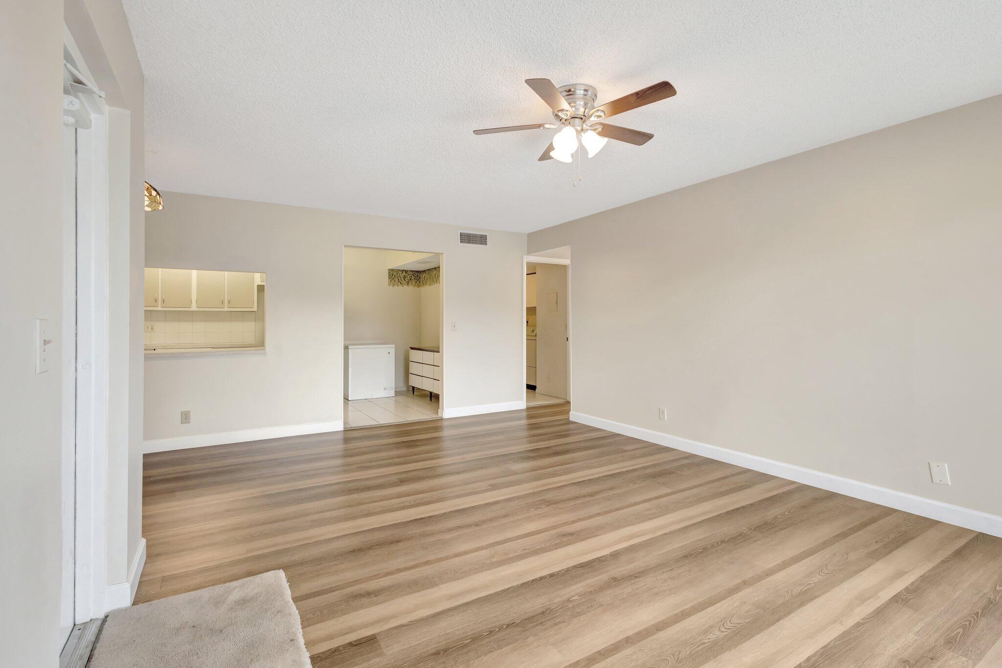 1002 Green Pine Boulevard F2, West Palm Beach, FL, 33409/$214,999 4 1002 Green Pine Boulevard F2