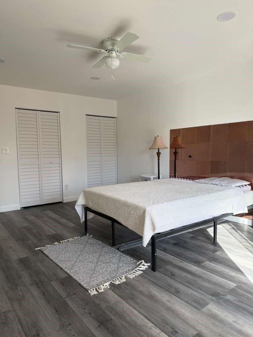 Master bedroom with private bathroom for rent in a well-maintained property located in Pembroke Pines. The master bedroom features a walk-in closet plus two additional closets inside the room. Rent includes all utilities: water, electricity, Wi-Fi, use of washer and dryer, and full access to the kitchen. One assigned parking space included. Fast approval. No pets allowed. Ideal for working individuals. No separate entrance; access is through the main house