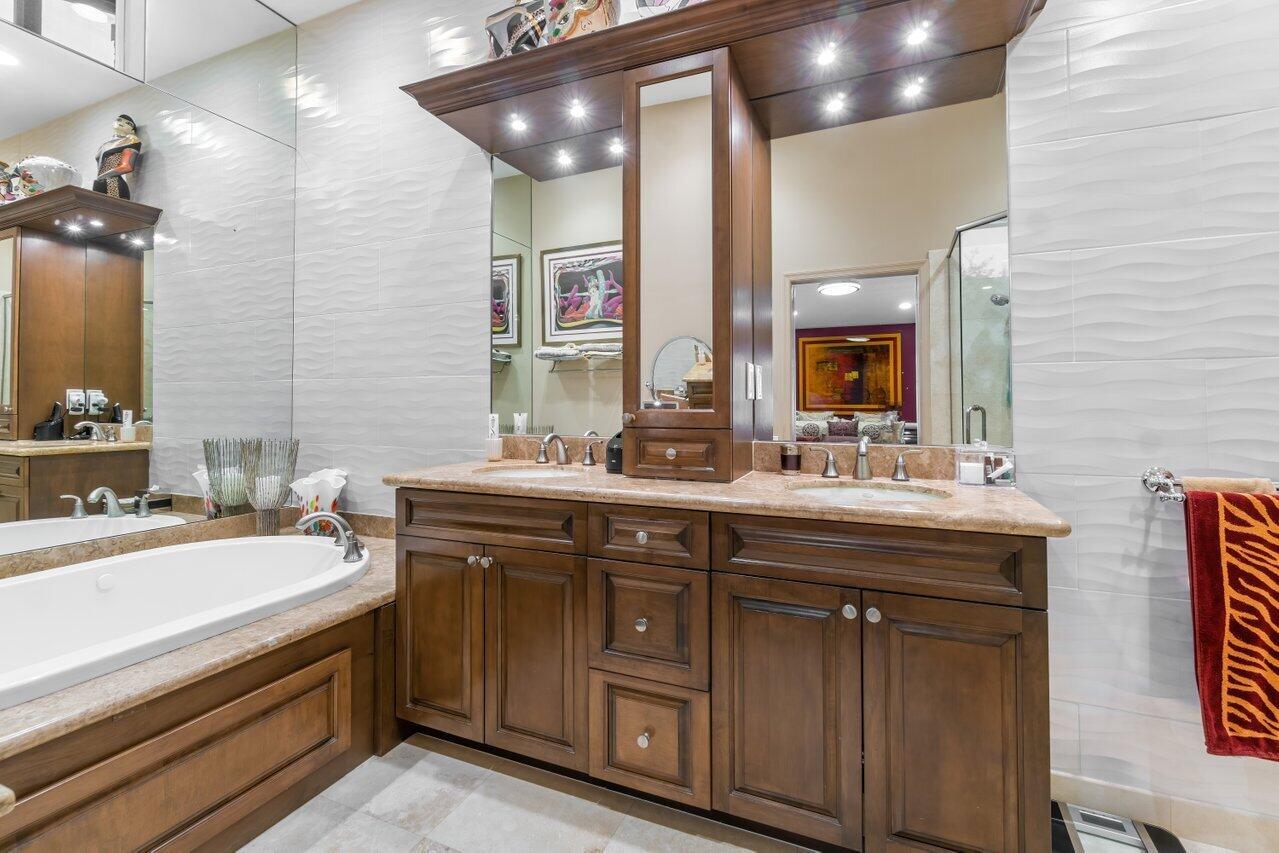 LAKERIDGE GREENS AT PIPERS GLEN - Residential