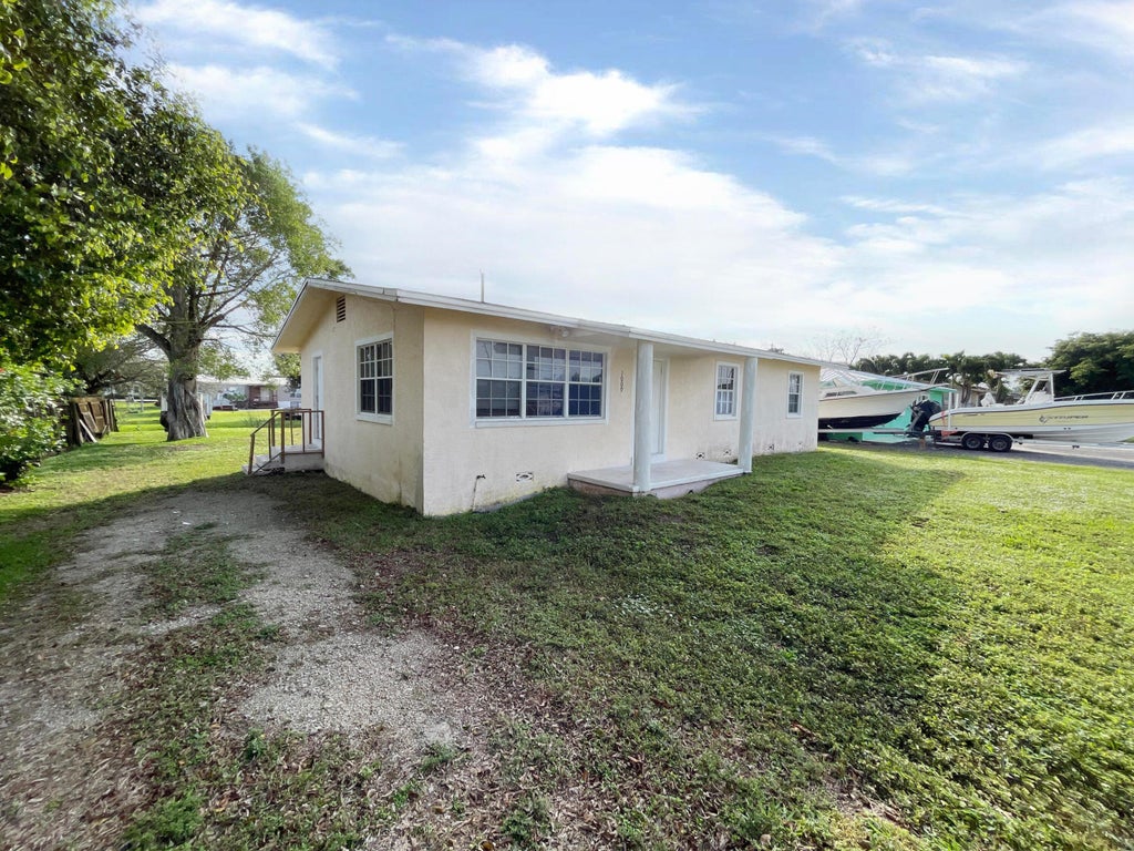 Photo of 1009 NE 24th Street, Belle Glade, FL 33430 (MLS # R10957400)