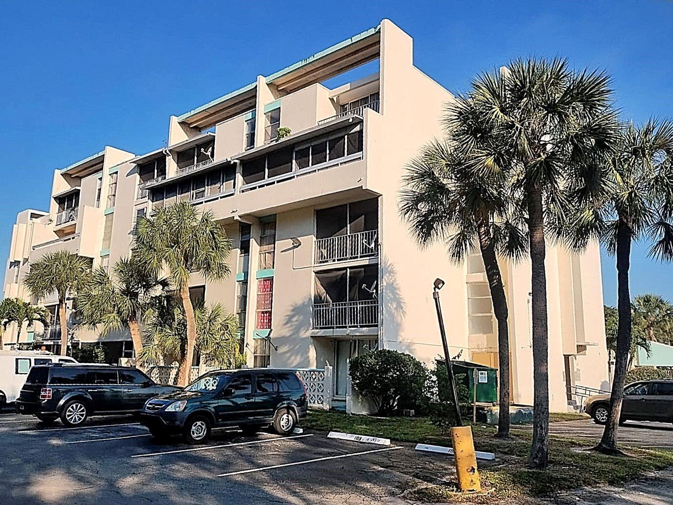 Centrally located 1/1 condo located in Newport! Just professionally painted and cleaned ready for new tenant!