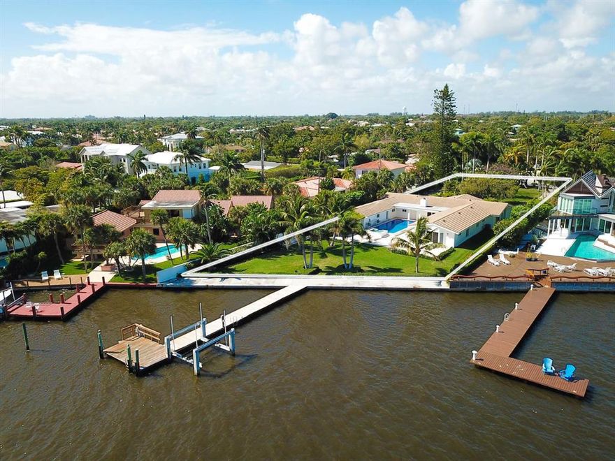 Direct Intracoastal South End home with 125 feet of direct intracoastal frontage on .85 acres.  Split floor plan, light bright and white.  Move in now or build new.Great house in the highly desirable South End neighborhood on a beautiful wide intracoastal lot overlooking Palm Beach estate homes.