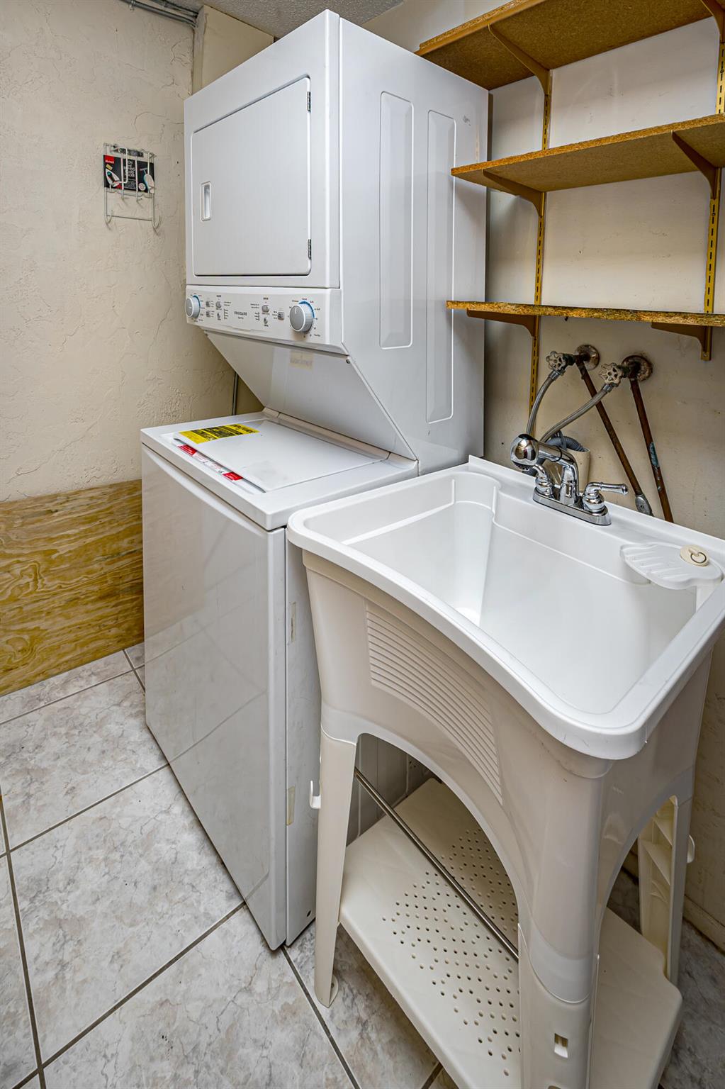 IMPERIAL VILLAS CONDO - Residential Lease