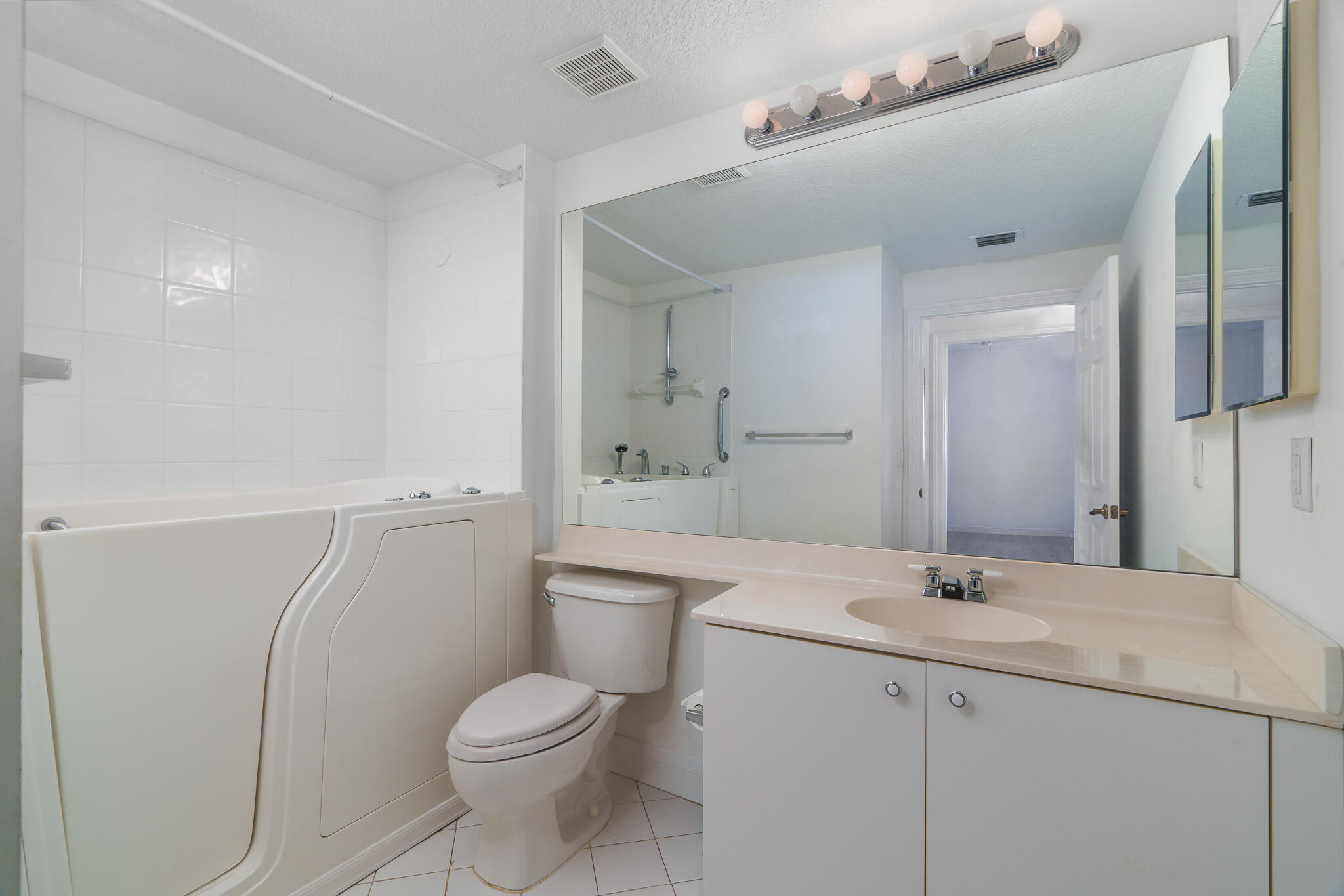 SOUTHAMPTON CONDOMINIUM - Residential