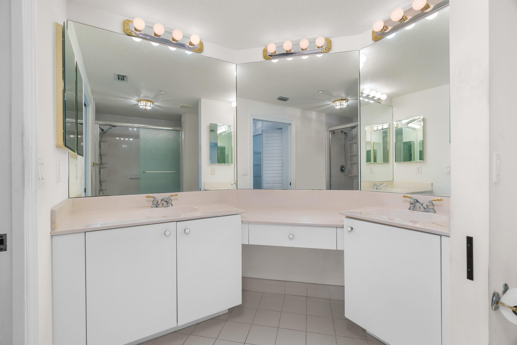 SOUTHAMPTON CONDOMINIUM - Residential