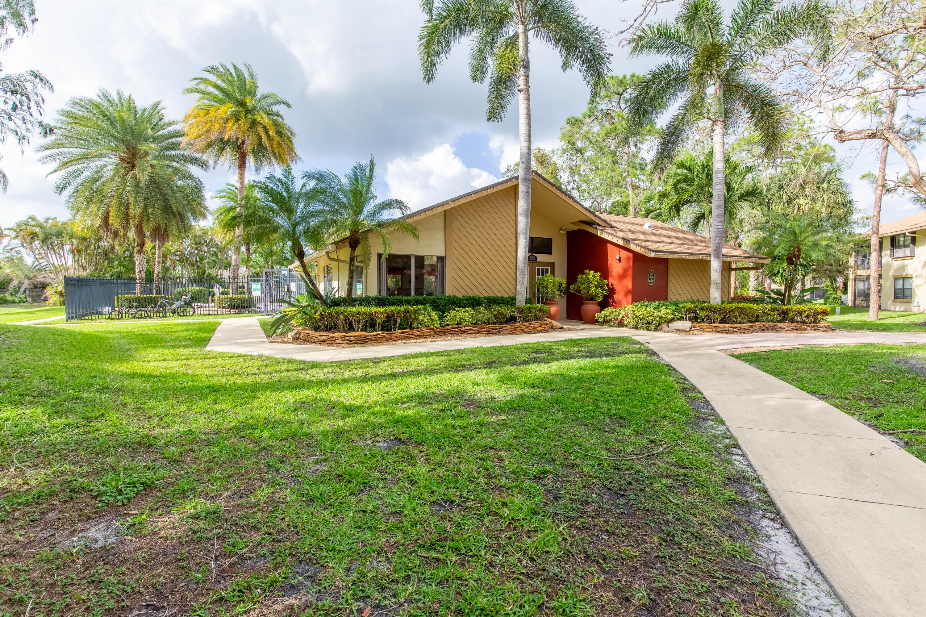 SHEFFIELD WOODS AT WELLINGTON CONDO - Residential