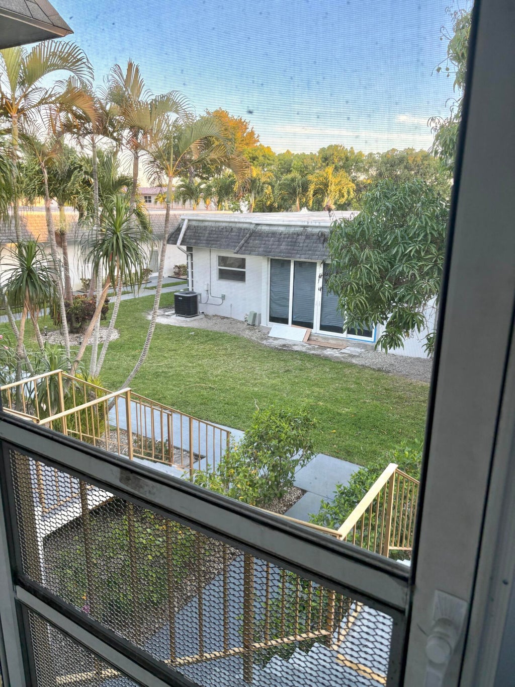 Photo of 161 PLYMOUTH V, West Palm Beach, FL 33417 (MLS # B26059326)