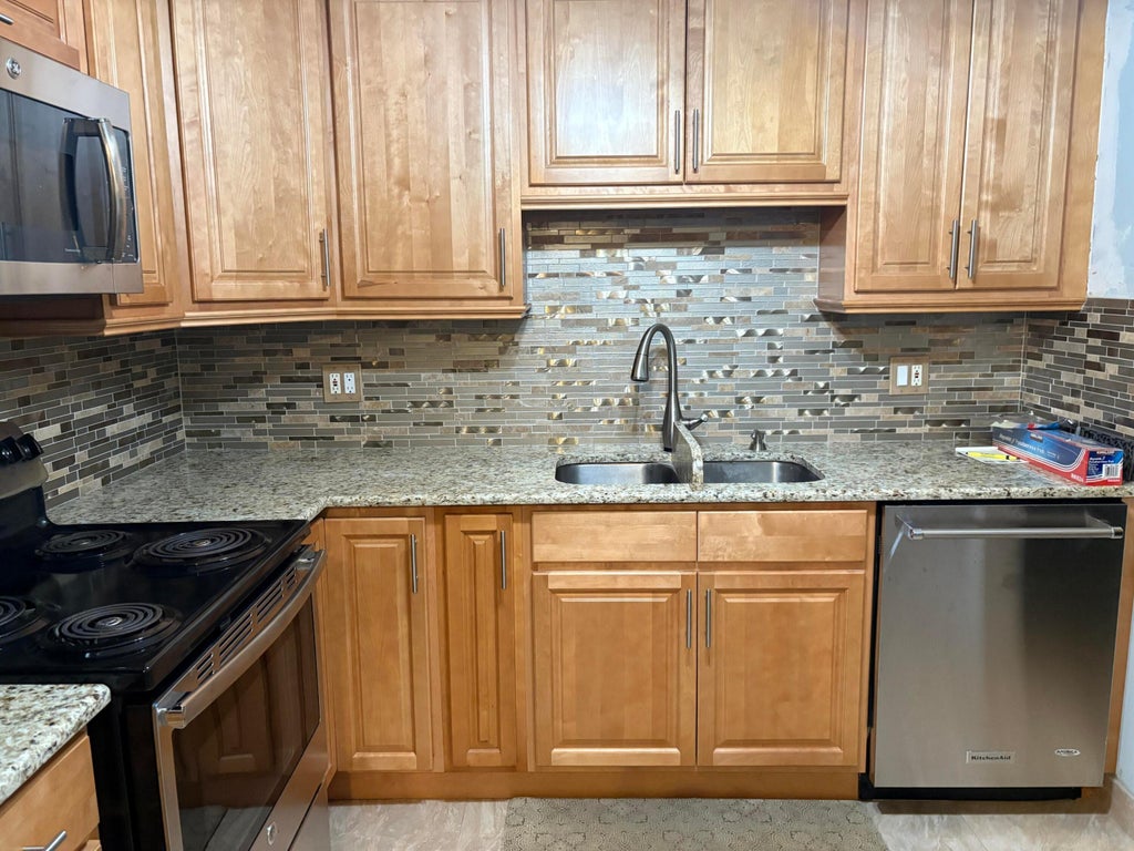 Photo of 161 PLYMOUTH V, West Palm Beach, FL 33417 (MLS # B26059326)