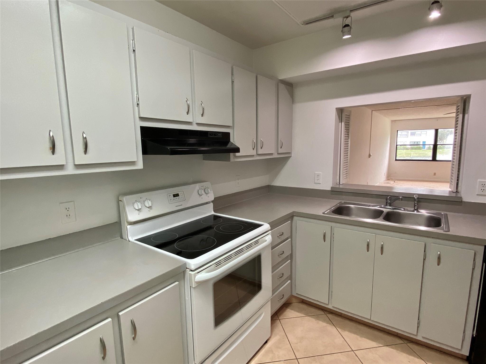 DELRAY OAKS CONDO - Residential Lease