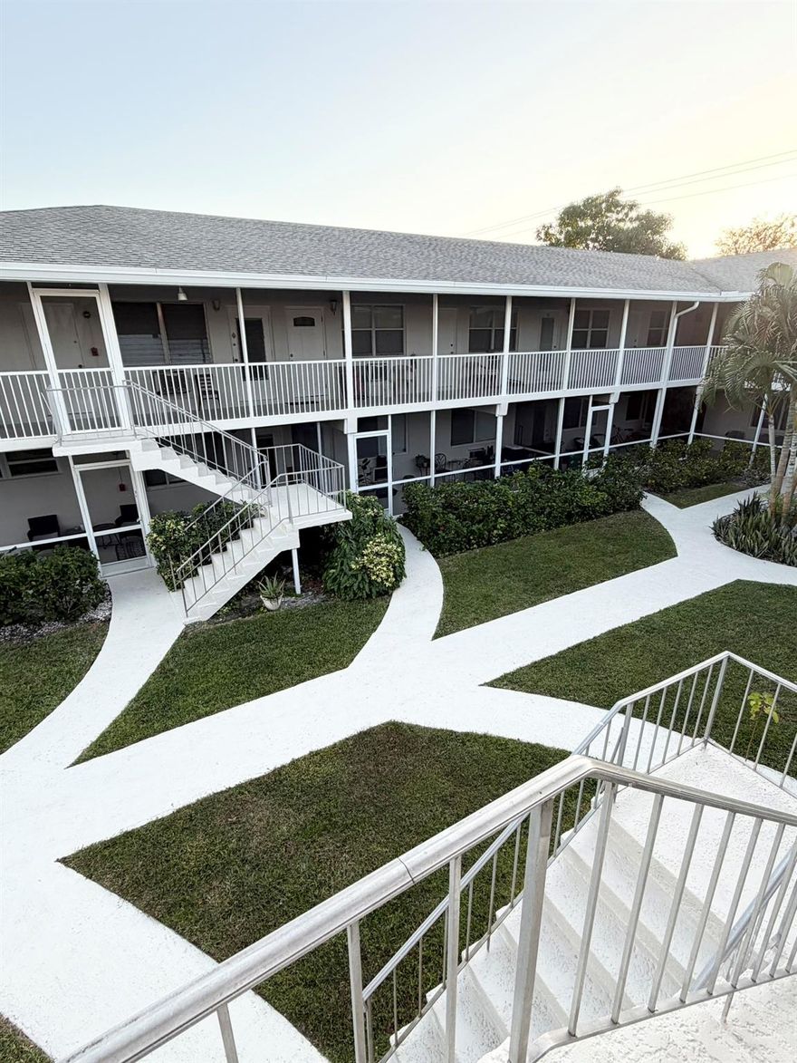 2 bedroom 1 bath located East Delray Pineapple Grove area. Walking distance to Publix, restaurants. Quaint residential neighborhood.