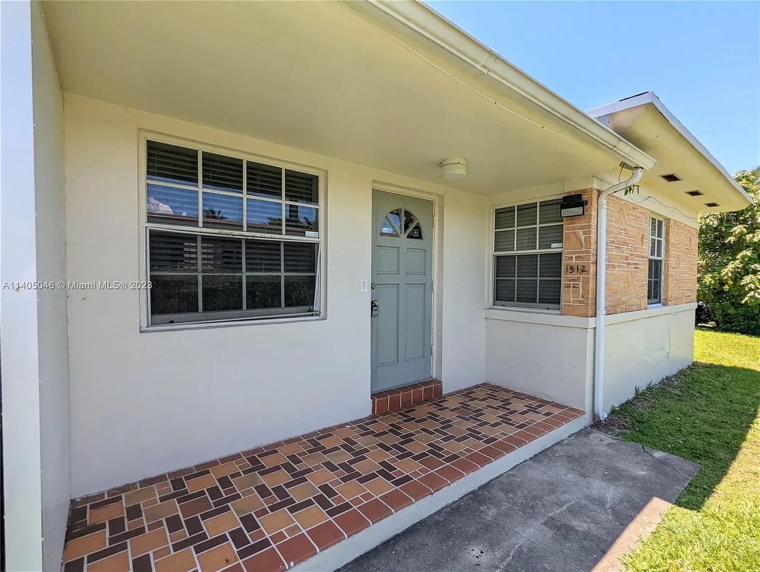 Wonderful 2BR/2BA unit with patio and private laundry in back. New flooring throughout. Great location near restaurants, shops, FIU North Campus & more.