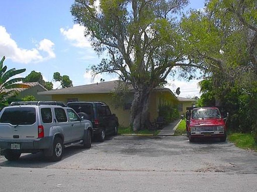 * AWESOME OPPORTUNITY FOR SAVVY INVESTOR * RARE 4/2 DUPLEX IN HOT UP & COMING AREA SOUTH MIDDLE RIVER * EACH SIDE IS A SPLIT FLOORPLAN W/2 BRS & 1 BATH W/LIVING AREA IN THE MIDDLE * UTILITY ROOM W/WASHER/DRYER HOOKUP ON EACH SIDE * NEEDS TO BE UPDATED BUT HAS TONS OF POTENTIAL & PRICED ACCORDINGLY * CASH ONLY *