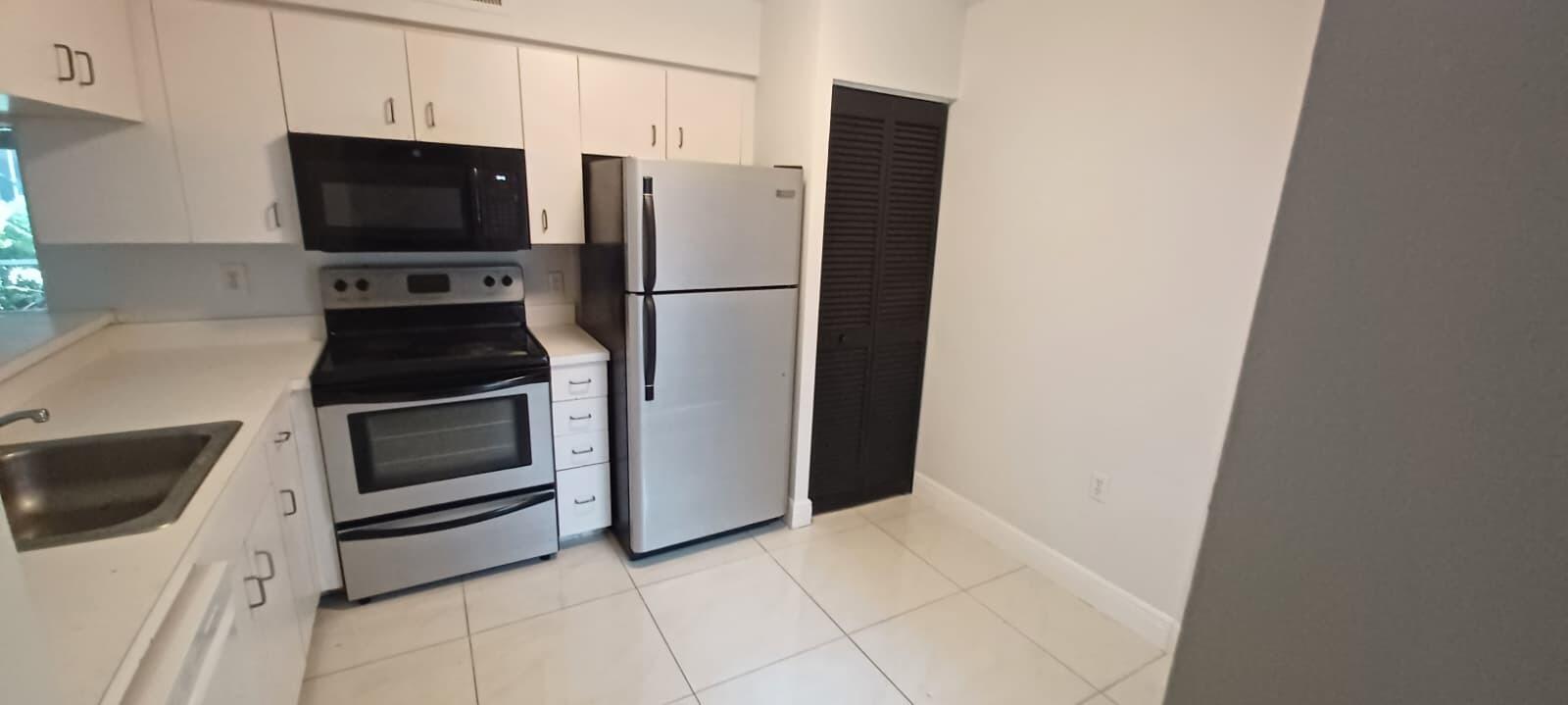 STERLING VILLAGES OF PALM BEACH LAKES CONDO - Residential Lease
