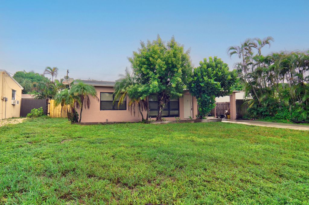 Photo of 233 SW 7th Avenue, Boynton Beach, FL 33435 (MLS # R11027478)