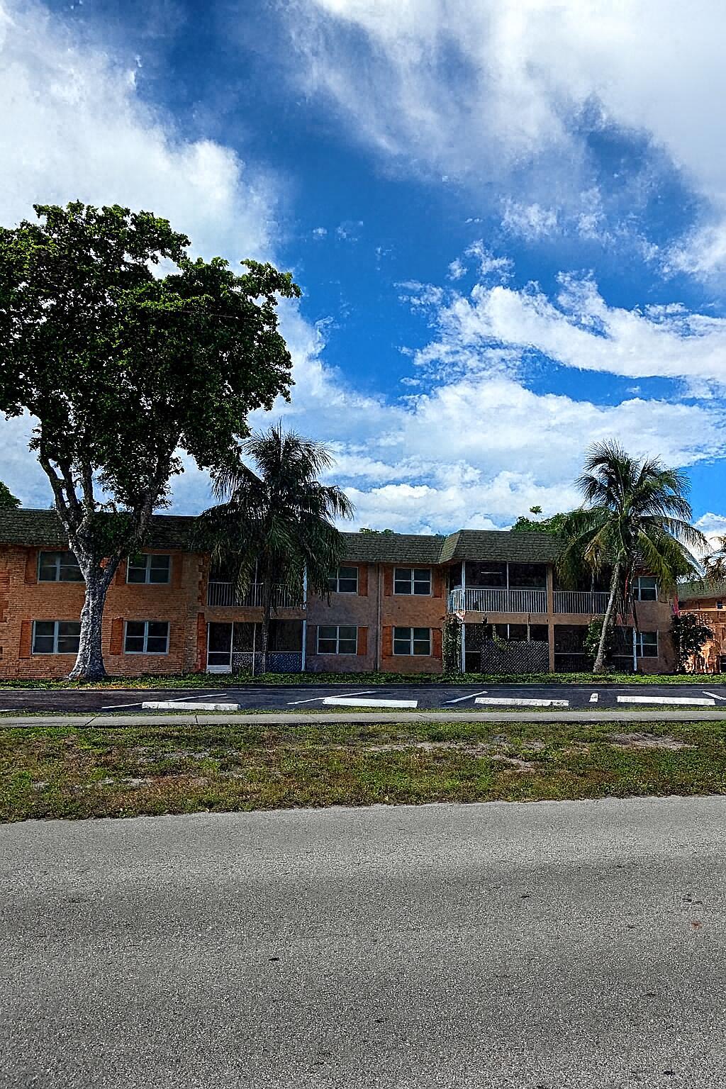 1 Bedroom, 2 Bath Apartment - Heart of Deerfield BeachPrime location just minutes from the beach, top restaurants, and great shopping. Enjoy a spacious layout with a private bedroom, two full bathrooms, and comfortable living areas in a vibrant coastal community.