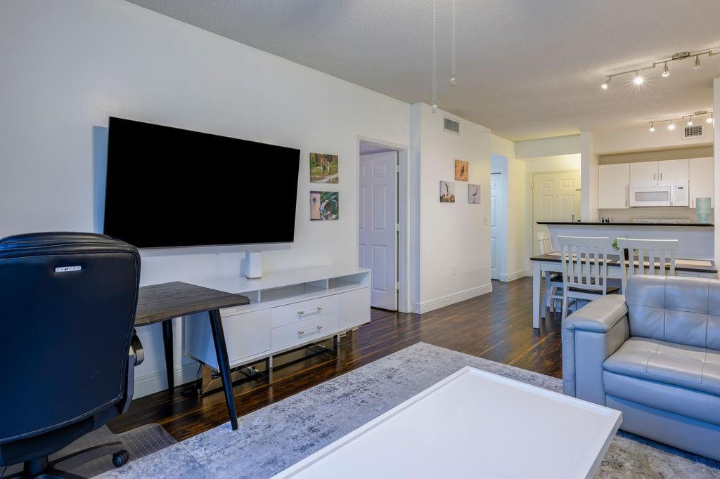 720 S Sapodilla Avenue 402