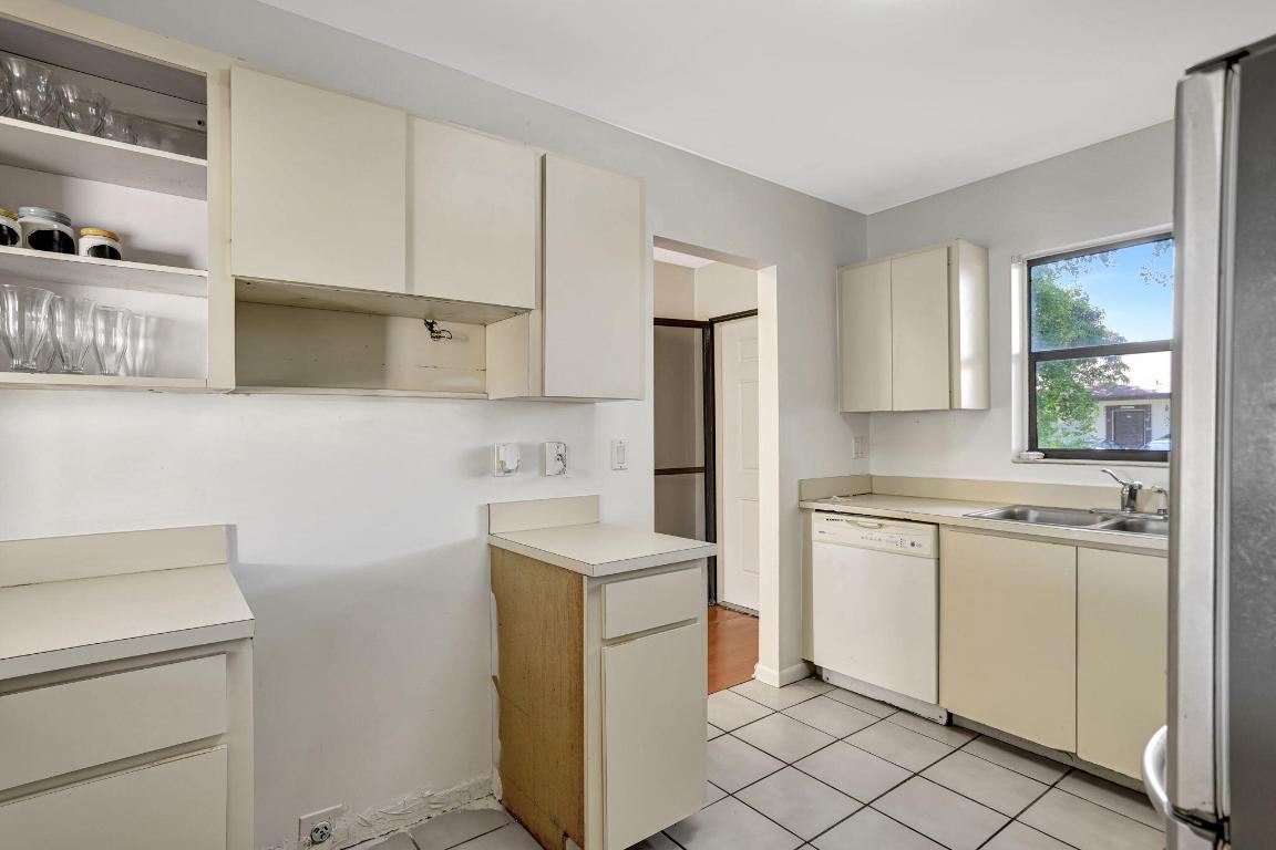 VENETIAN LAKES - Residential