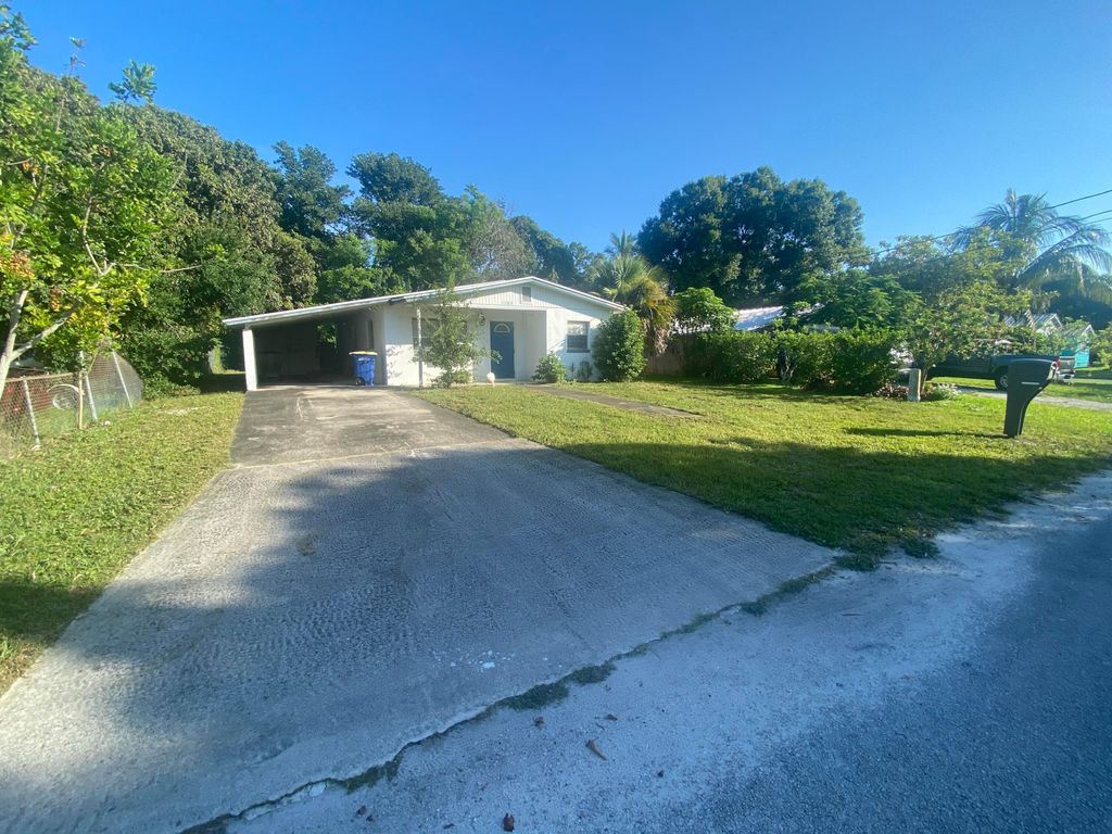 Photo of 1105 Apple Street, Fort Pierce, FL 34950 (MLS # R11109003)