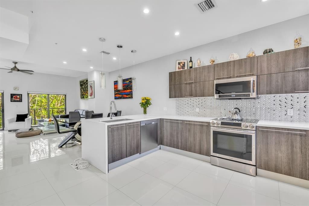 Photo of 462 SE 1st Circle, Pompano Beach, FL 33060 (MLS # F10544656)