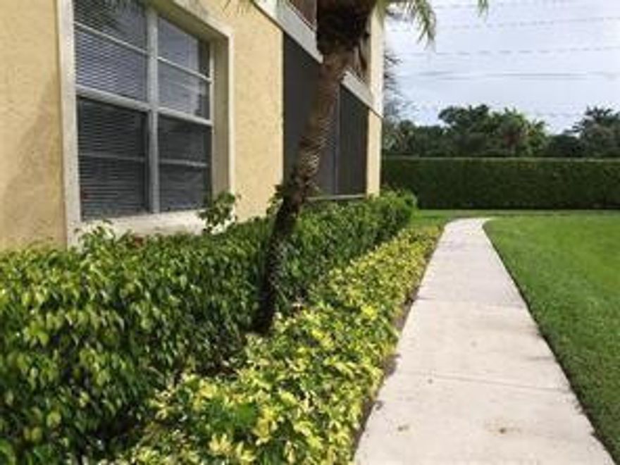 1 BEDROOM, TILE TROUGHT OUT, W/D IN THE UNIT, LAKE VIEW, VERY WELL MAINTAIN COMPLEX, 6 MILES FROM THE BEACH, EASY ACCESS TO TURNIPIKE