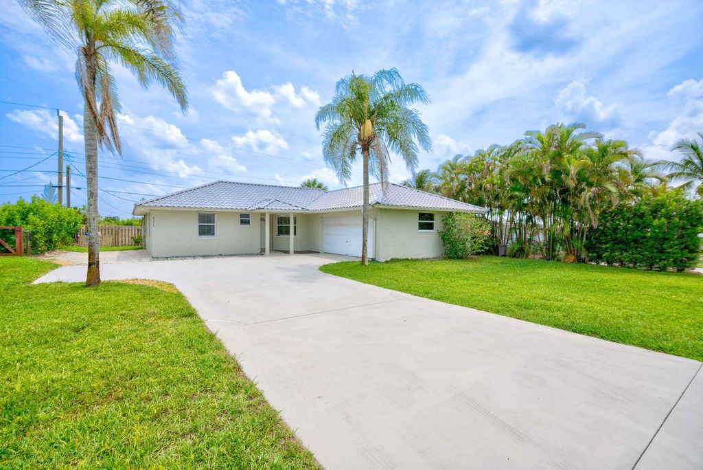 Photo of 8297 SE Pine Circle, Hobe Sound, FL 33455 (MLS # R10988553)