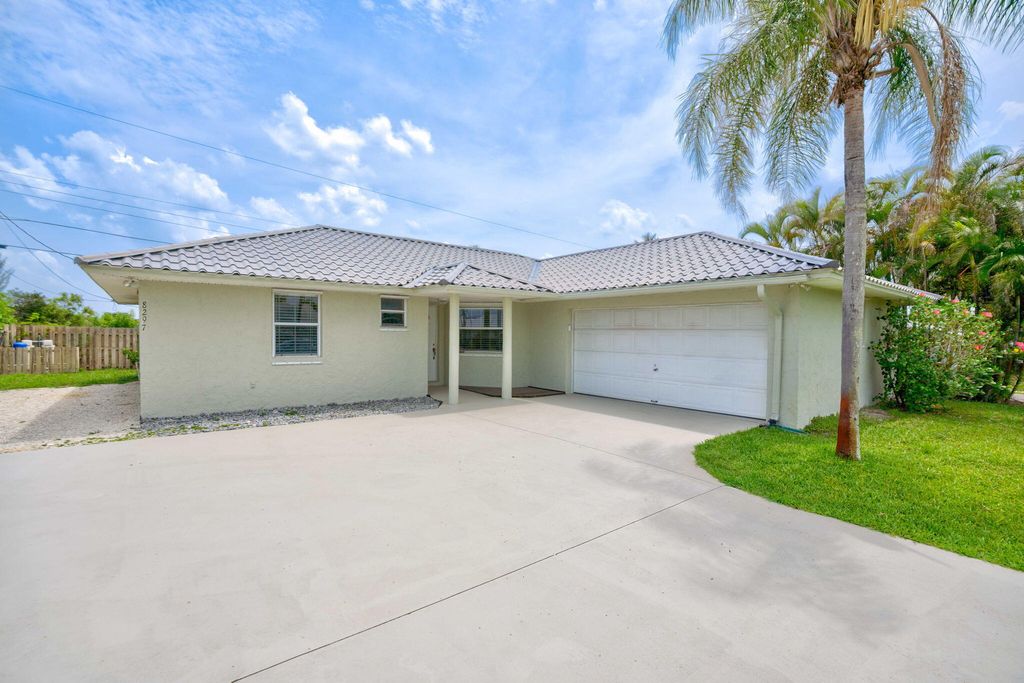 Photo of 8297 SE Pine Circle, Hobe Sound, FL 33455 (MLS # R10988553)
